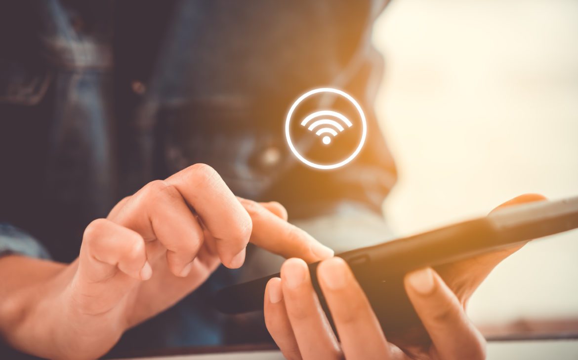 What are the advantages of a WiFi mesh network?