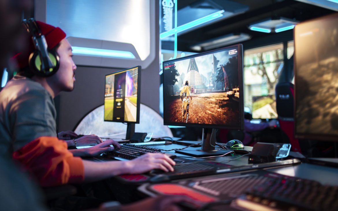 A young man dives into internet for gaming on multiple screens!