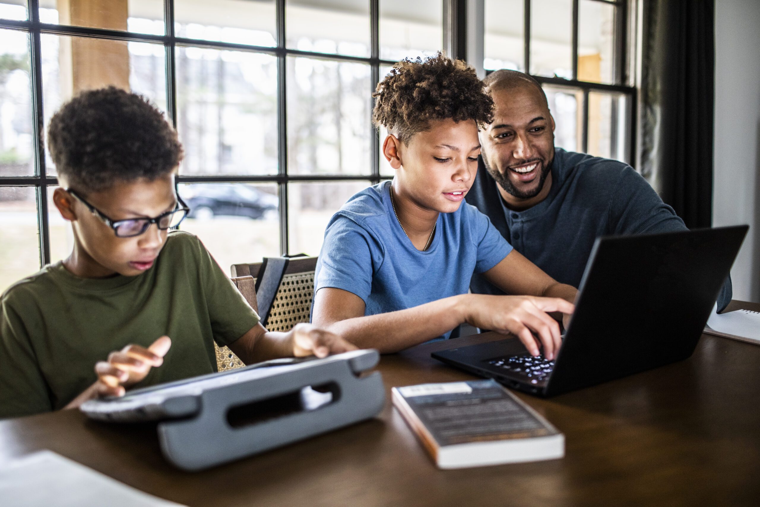qf-blog-hero-bg-hp Family using social media