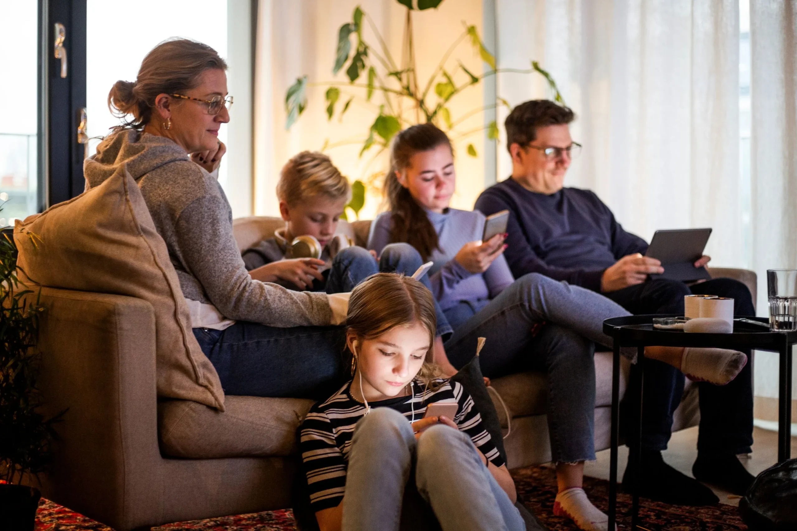 Family enjoying a stable fiber connection